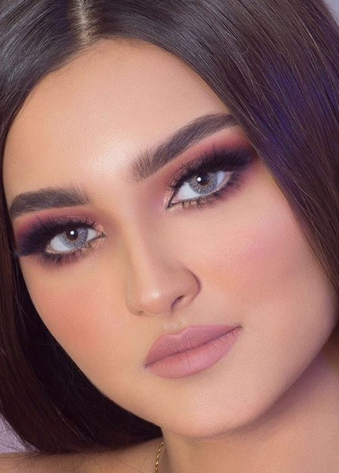 الكحل البيج داخل العين مهم لتكبير العيون