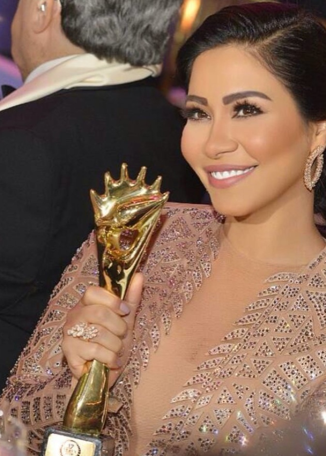 نانسي عجرم حافظت على رسمات عيون ناعمة مع البشرة البيضاء والشفايف النود.
