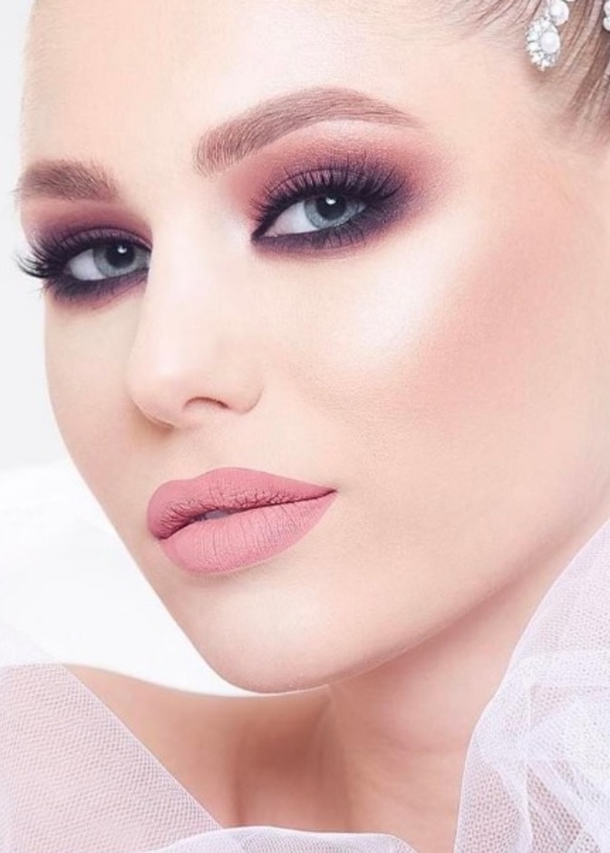 مكياج جذاب للعروس البيضاء.
