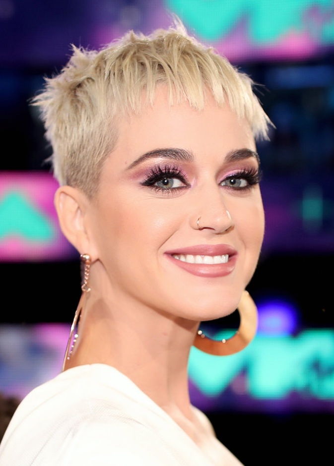 مكياج عيون وردي من اختيار كاتي بيري Katy Perry