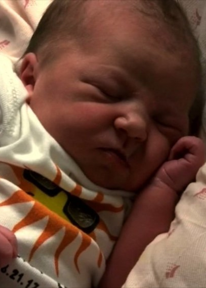 مولودة أمريكية في يوم الكسوف تحصل على اسم استثنائي