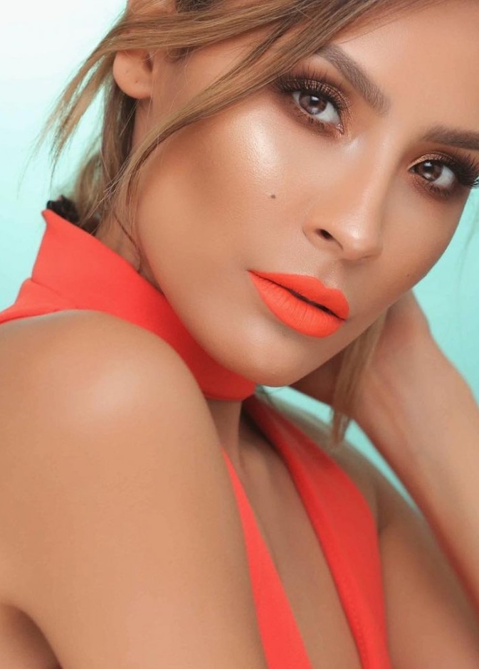 شفاه فاقعة مع ديزي بيركينز