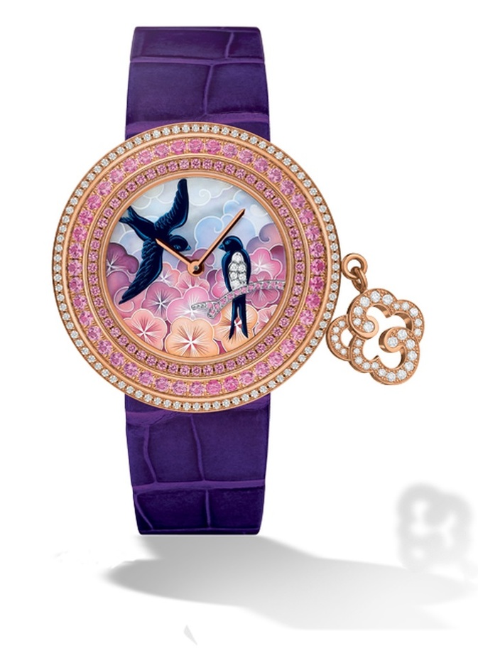 ساعة فان كليف آند أربلز من الذهب الوردي والماس والياقوت وعرق الؤلؤ