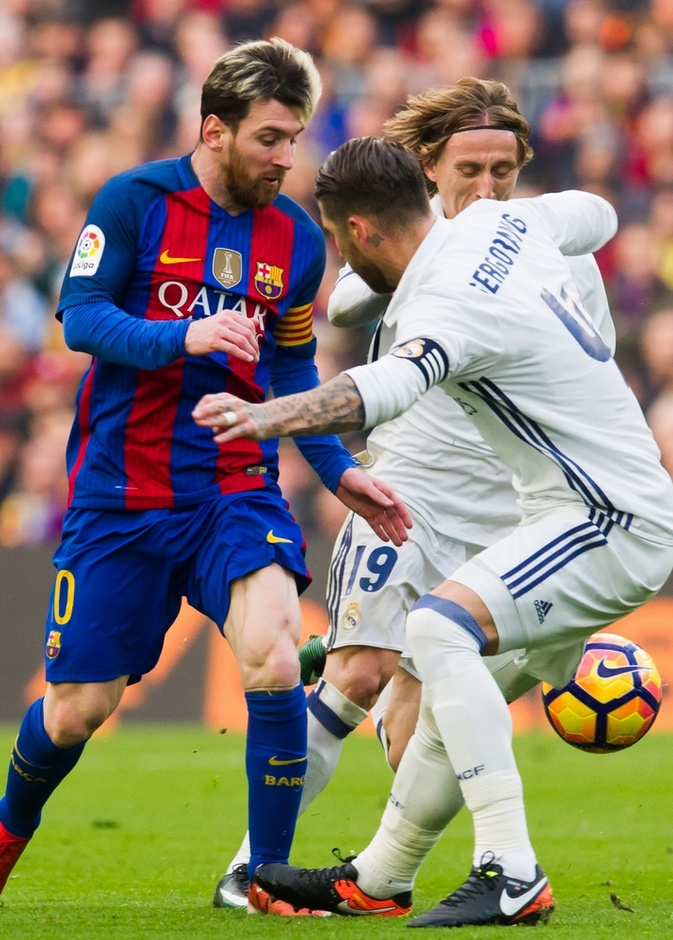 فوز فريق برشلونة على غريمه التقليدي ريال مدريد بنتيجة 3-2 في إطار منافسات المرحلة الـ 33