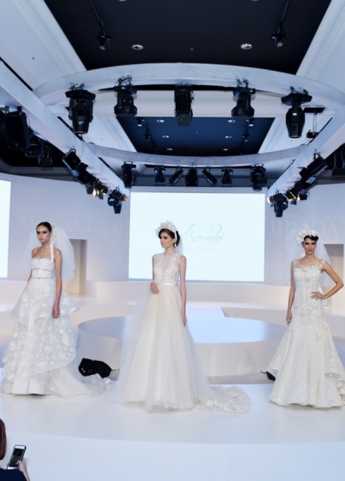عرض فساتين الزفاف في معرض الشارقة للعروس