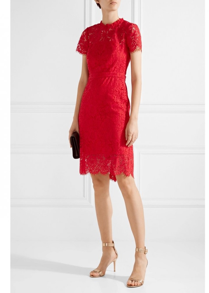 ارتدي فستان أحمر من الدانتيل لتستقبلي صديقاتك بعد العرس