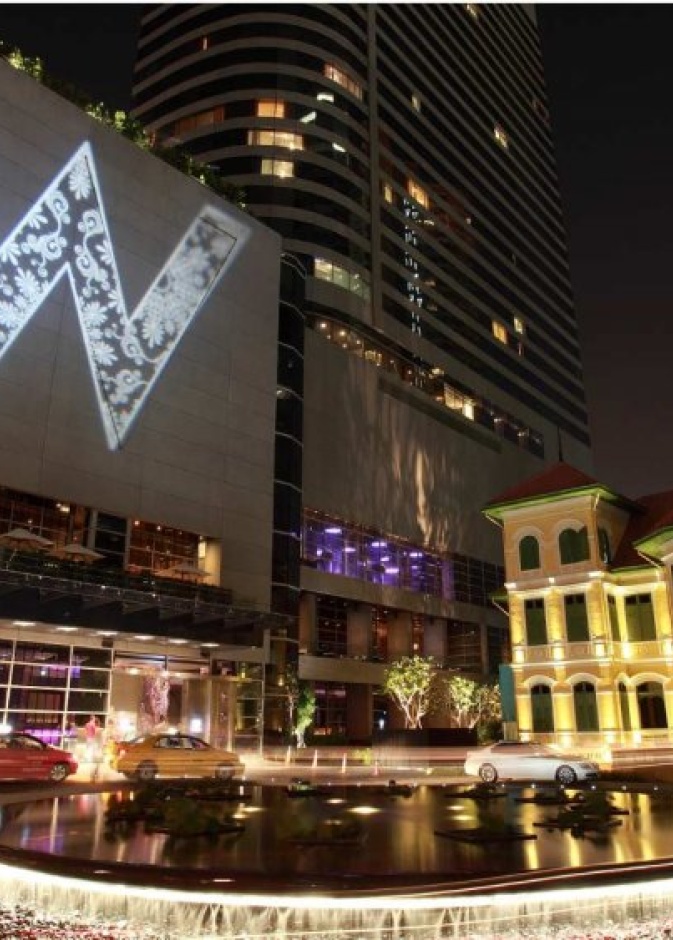 يوجد فندق دابليو بانكوك في حي السفارات (Embassy Row) الراقي