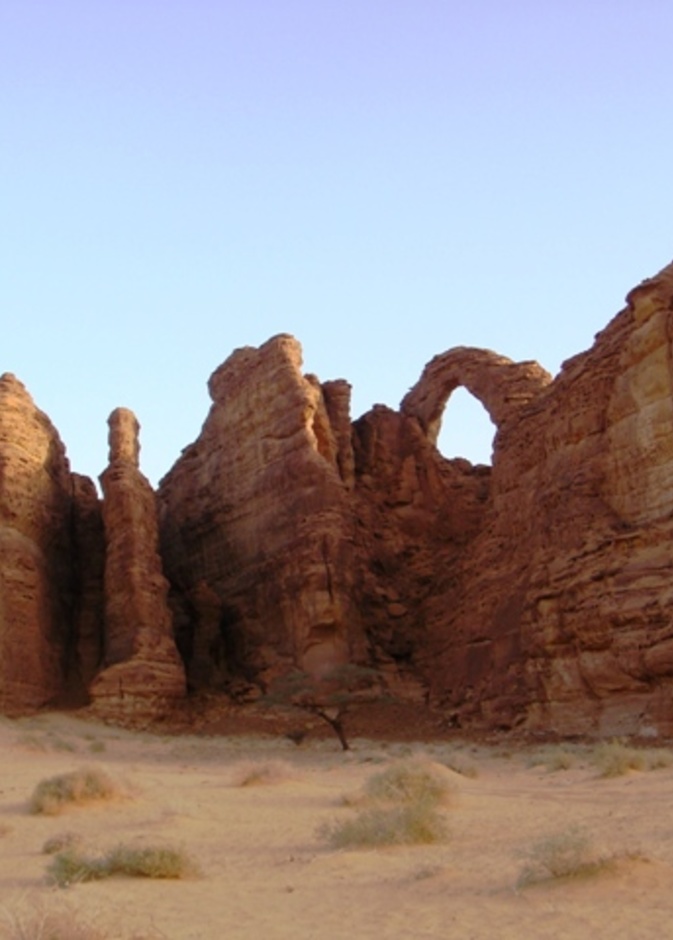 فيديو..سعودي يوثق التشكيلات الخلابة للجبال المحيطة في العلا بالسعودية 