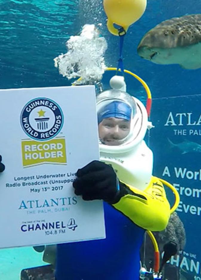 مذيع في دبي يفوز لقب أطول بث إذاعي من تحت الماء