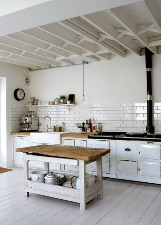 يمكن مزج الديكور الأبيض والخشبي في ديكورات المطبخ
