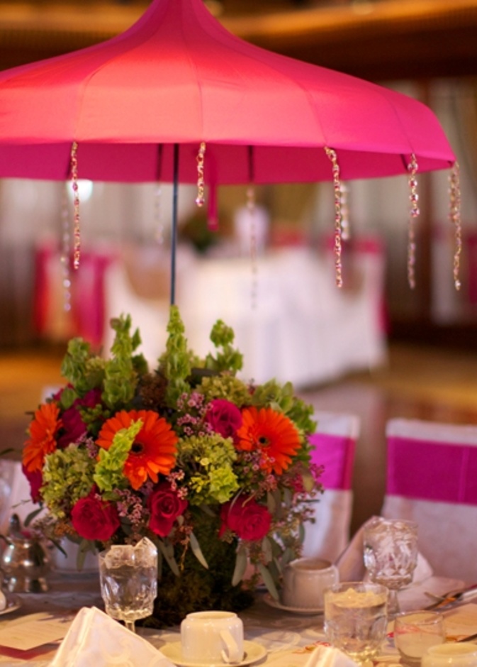 مظلات في مزهريات الورود