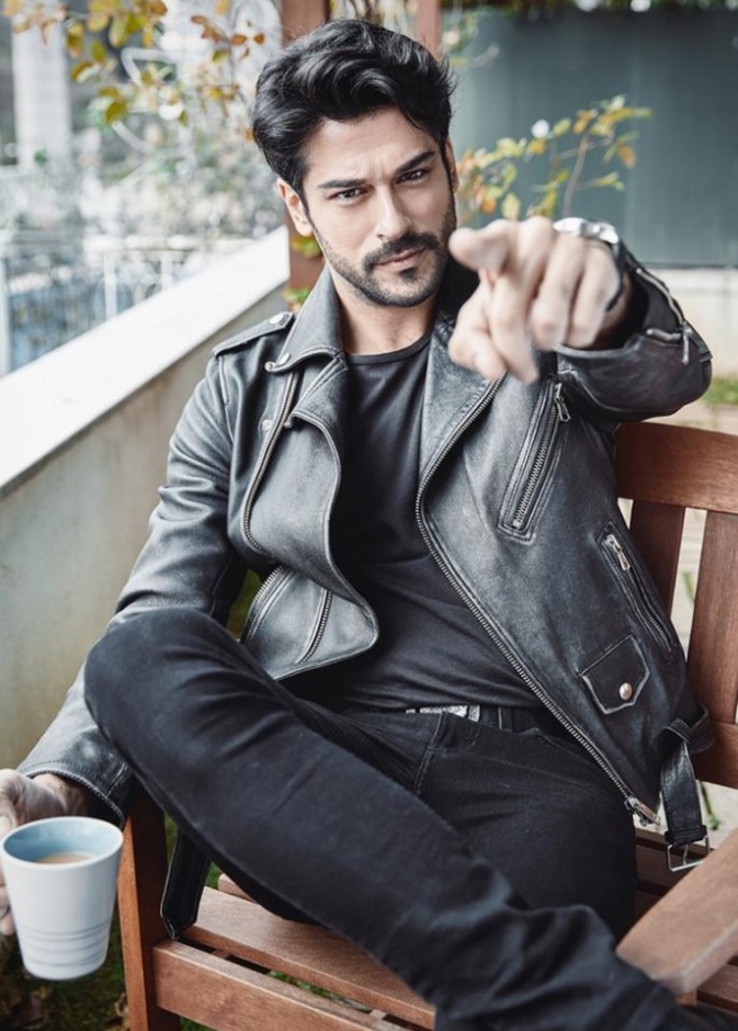 تيشرت شبابي بسيط اختارت بوراك بإطلالة كاجوال عمليّة