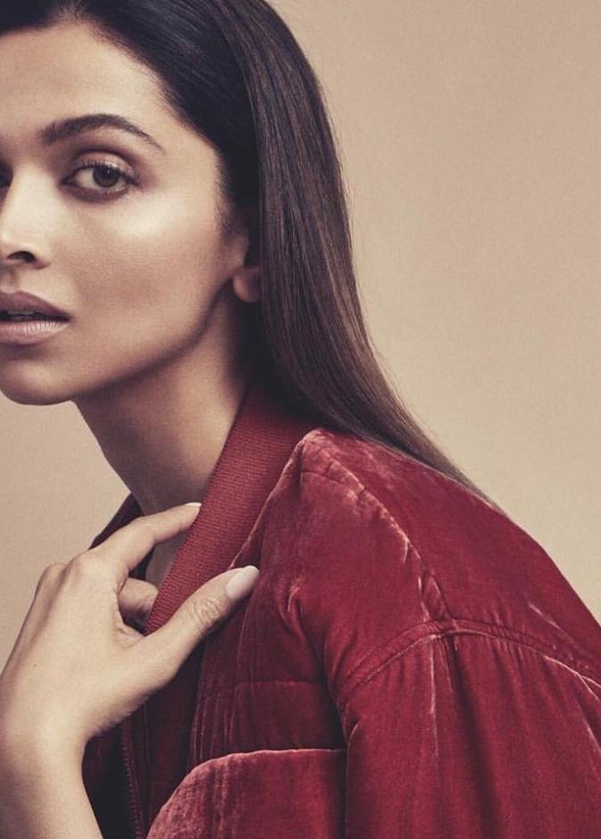 تعرضت ديبيكا للانتقاد بسبب إطلالتها في واحدة من صورها التي نشرت في العدد الجديد لمجلة  Maxim