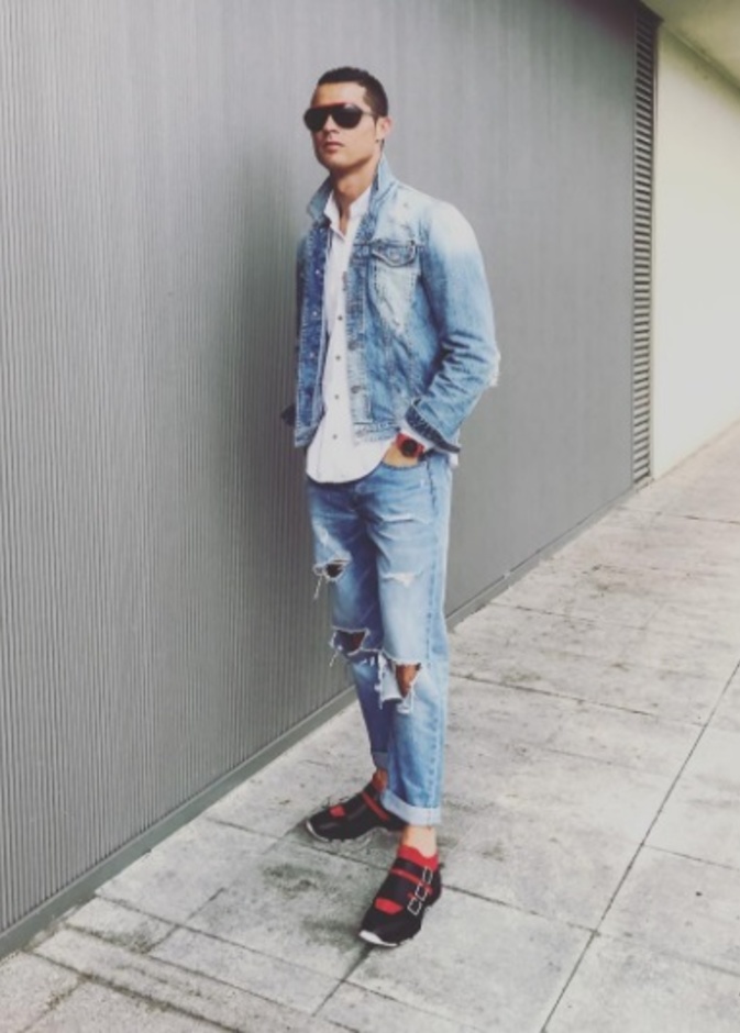 إطلالة كريستيانو رونالدو بسروال وقميص الجينز المميزان