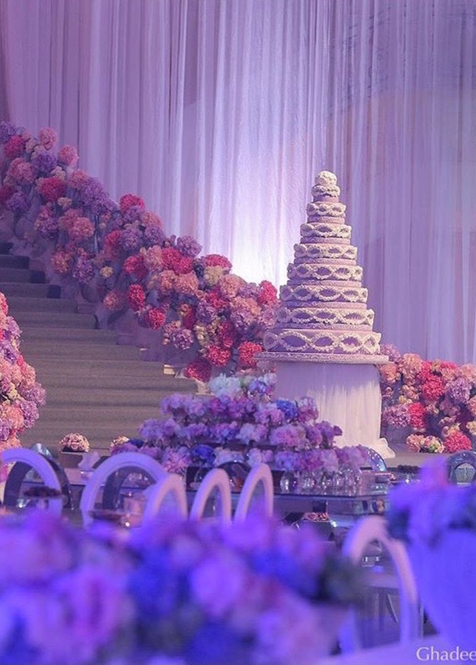 كوشة مبتكرة لديكور الزفاف بشكل بسيط ولكن جمال المجسد البستاني اعطاها رقي وفخامة