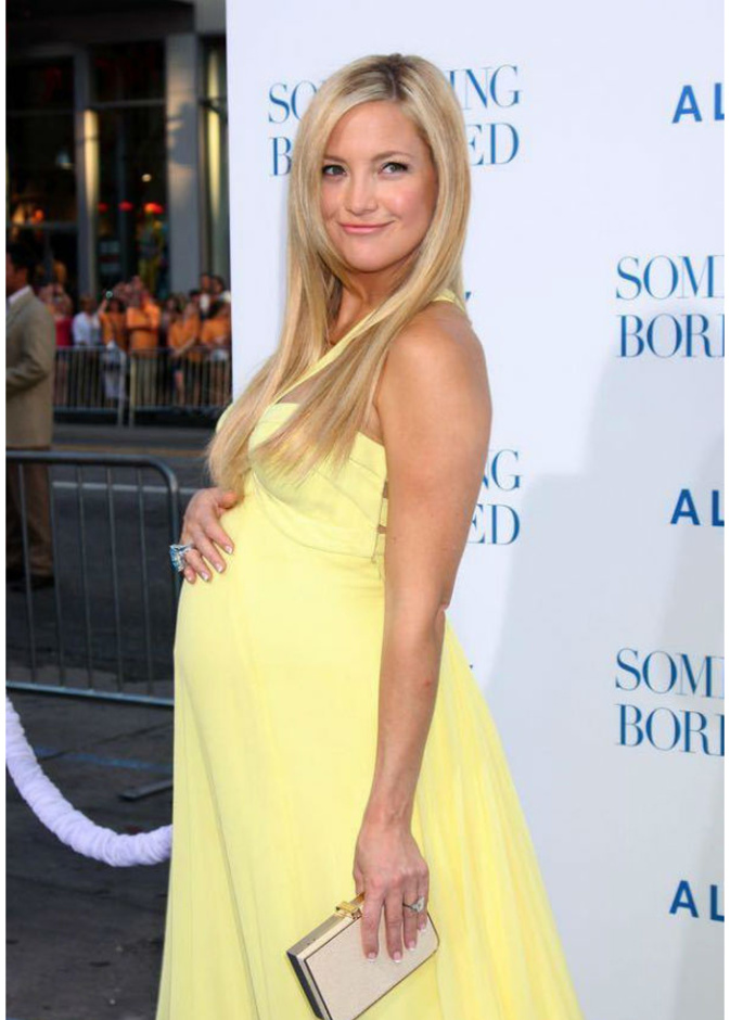 الممثلة كيت هادسون وهي حامل