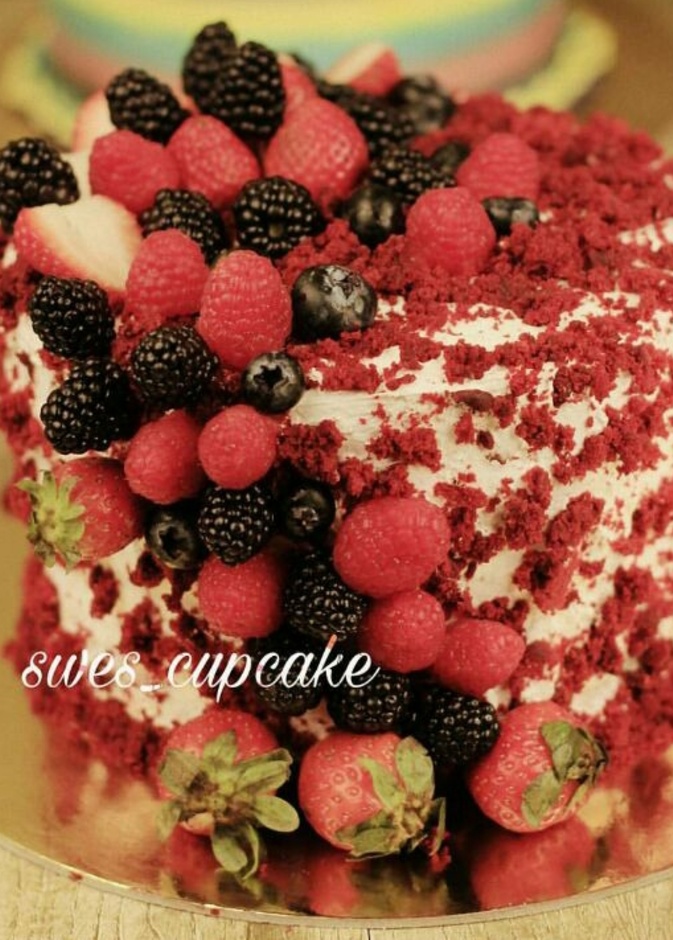 احدى كيكات دورة تزيين من المدربة رقية خوجة