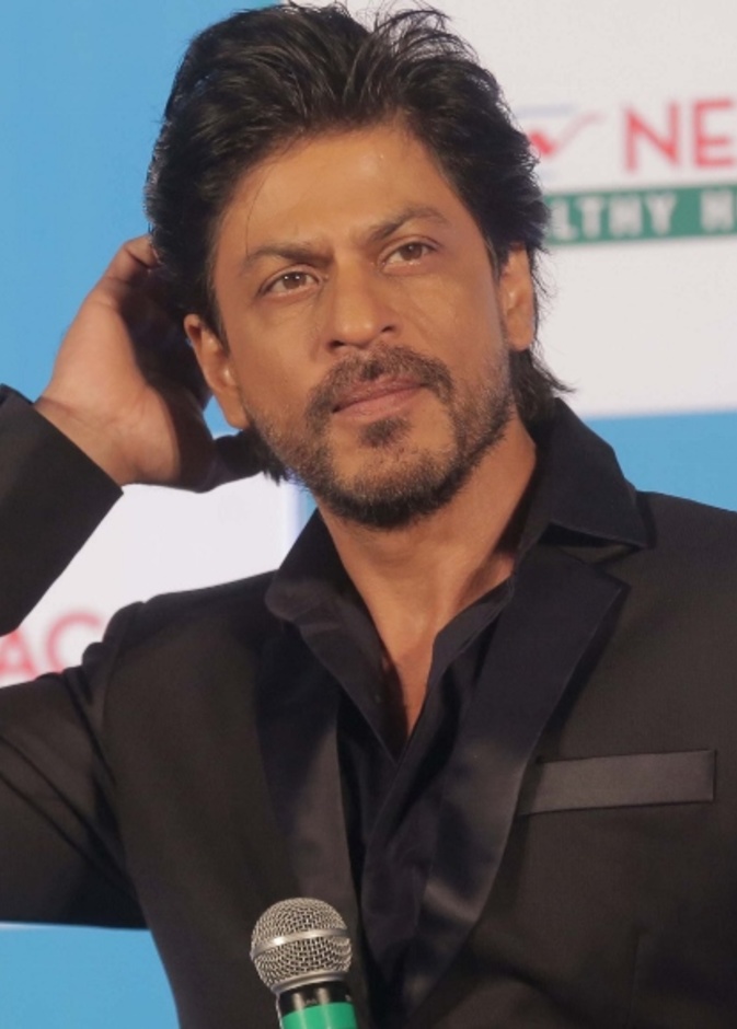 شاروخان لا يريد الاقتراب من السياسة مطلقا