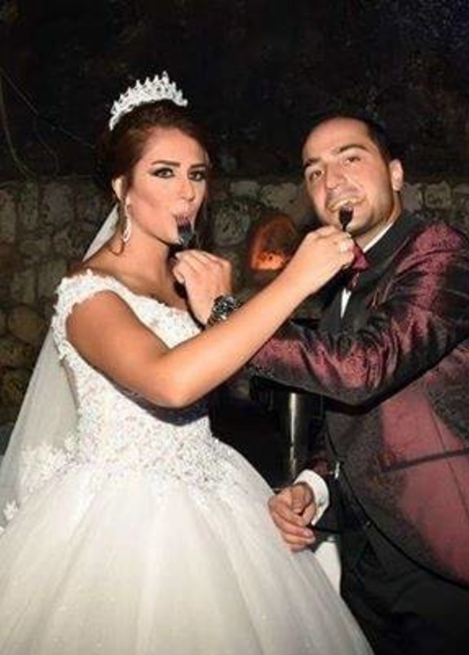 عروسان لبنانيان قطعا الزفاف في حفل زفافهما