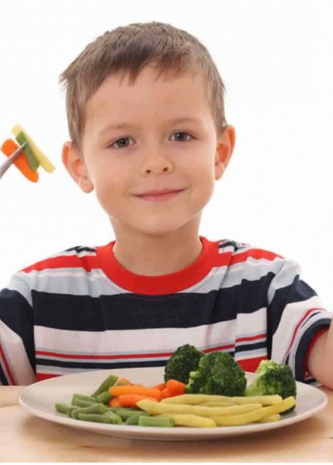 نصائح لتشجيع الطفل على تناول الخضروات والماكولات الصحية