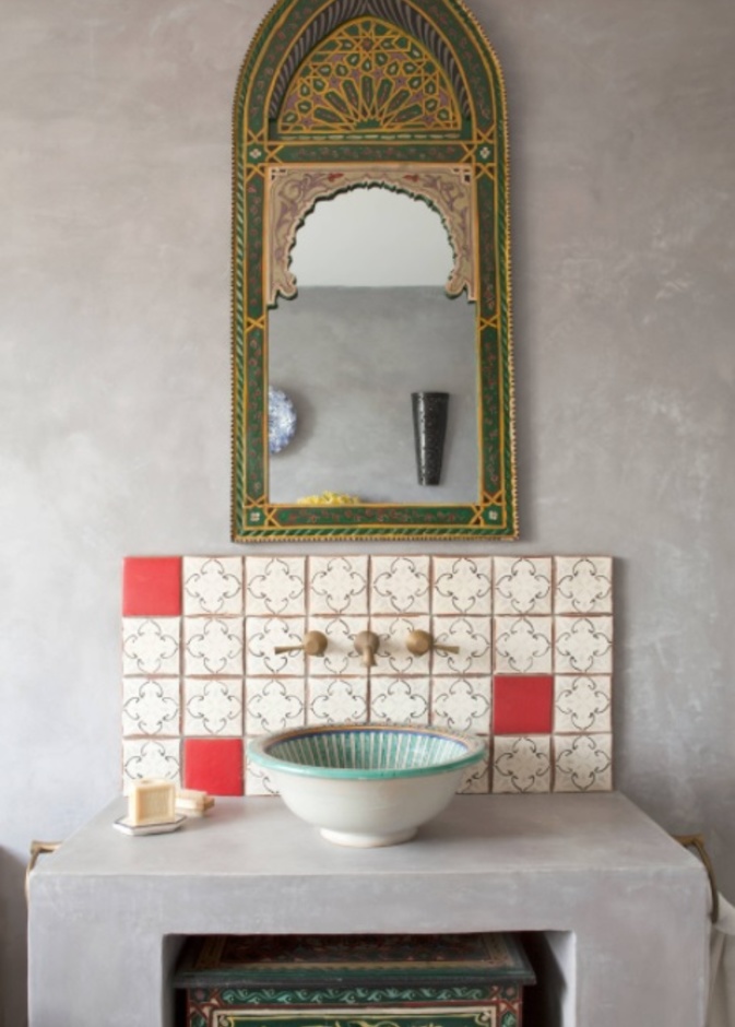 ديكورات مغربية في الحمامات بالمشربيات والفسيفساء