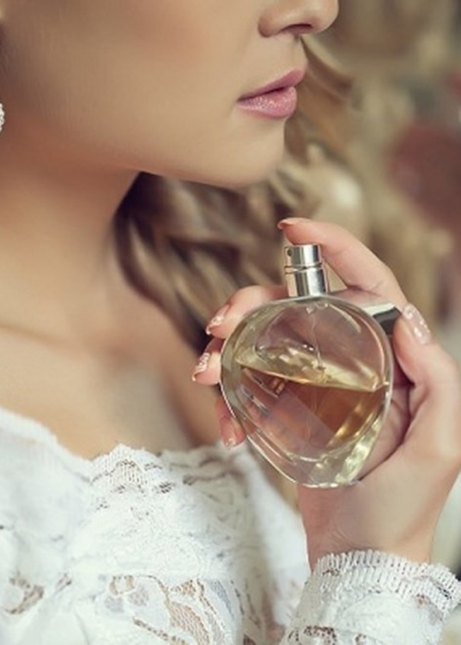 ويبقى للعطور سحرها وجاذبيتها في أسر قلب العريس