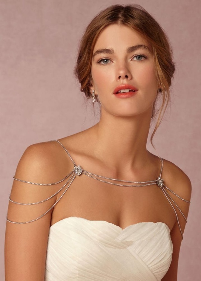 قلادة لكتف العروس