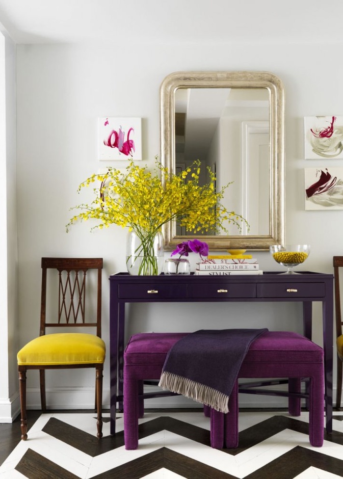 ديكور لمدخل المنزل يتميز بألوانه المشرقة و الجريئة