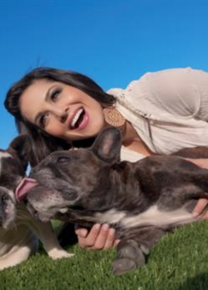 ساني ليون قامت بتبني اثنين من الكلاب الضالة