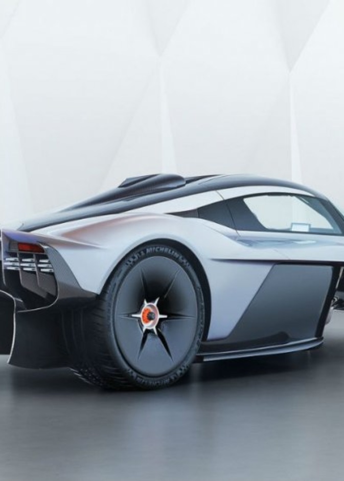 محرك سيارة أستون مارتين الجديدة