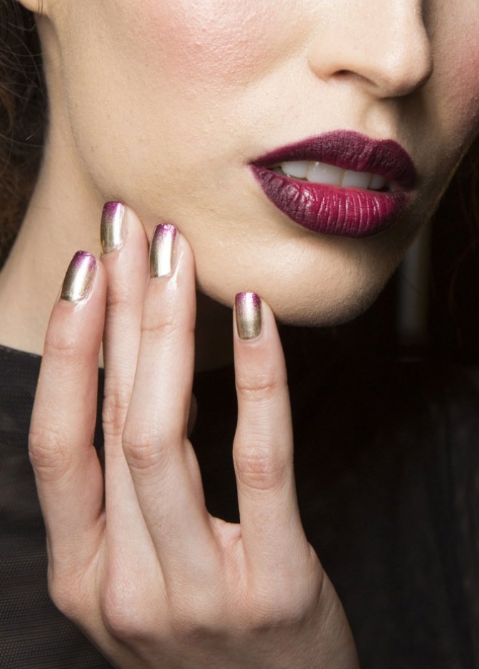 مناكير فاتحة مع تحديد الأظافر بالذهبي