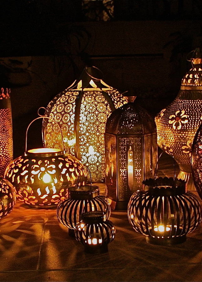 فوانيس ملونة لديكور النافذة في شهر رمضان