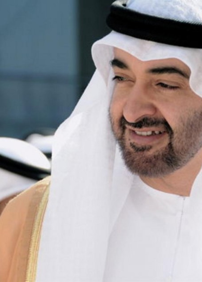 الشيخ محمد بن زايد يمازح مواطنا في مجلسه