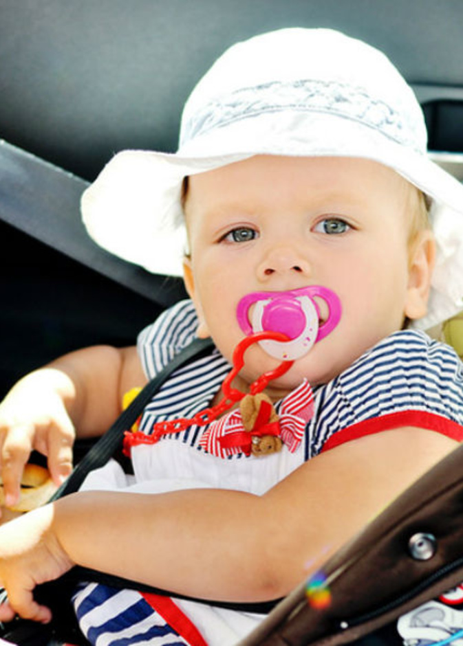 كيف أعلم طفلي الجلوس على كرسي السيارة