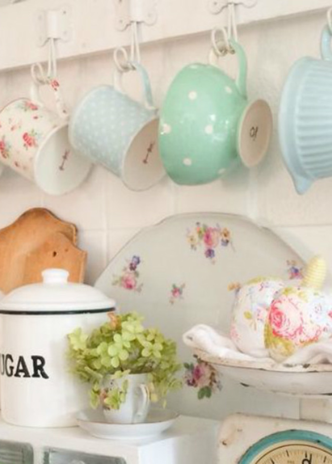 أكواب مختلفة لكنها متناسقة بألوان الباستيل من اسلوب الشابي شيك