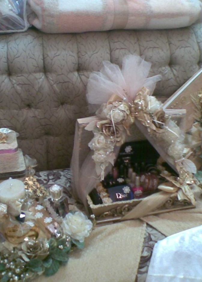 دبش عروس مزين بالدانتيل والورود