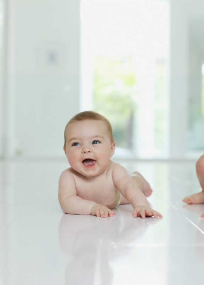 طرق مساعدة الطفل على الحبو