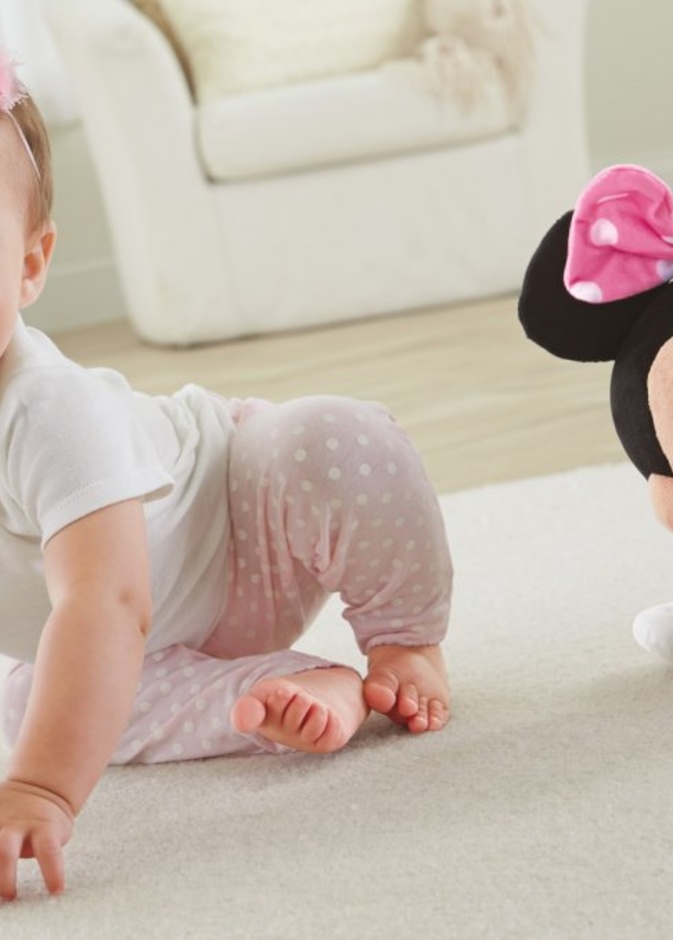 طرق مساعدة الطفل على الحبو 