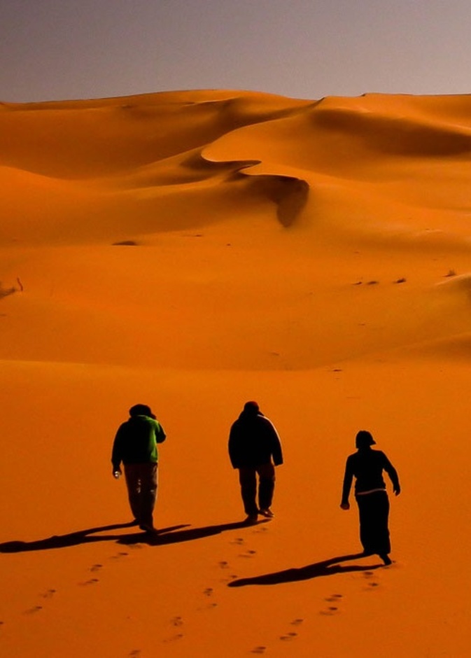 مواطن مع أبنه تاهوا في الصحراء 