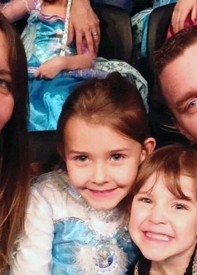 الفتاة مع اسرتها