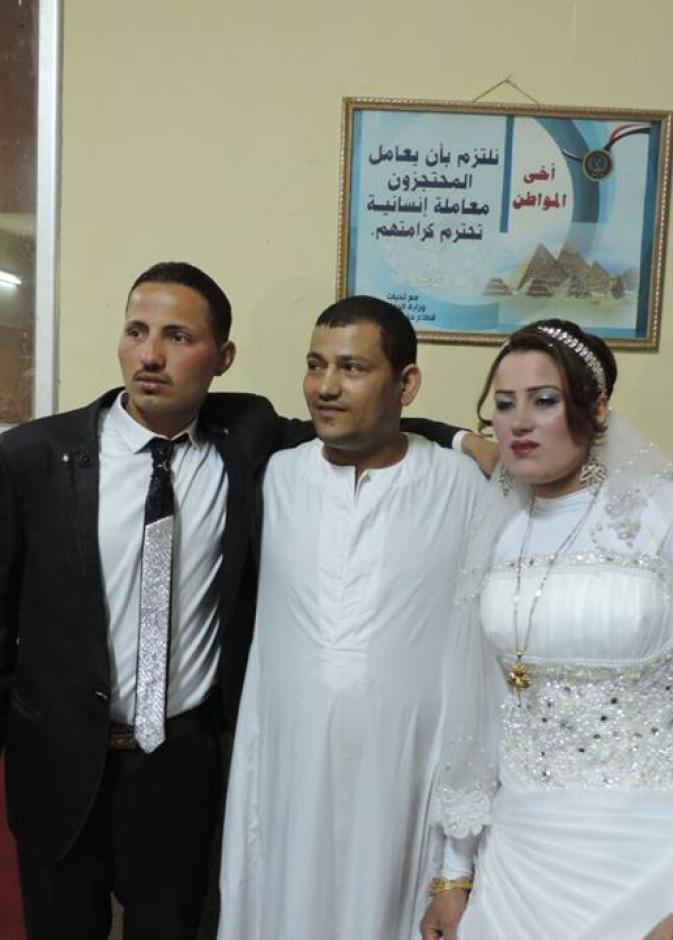 العروسان مع الشقيق السجين