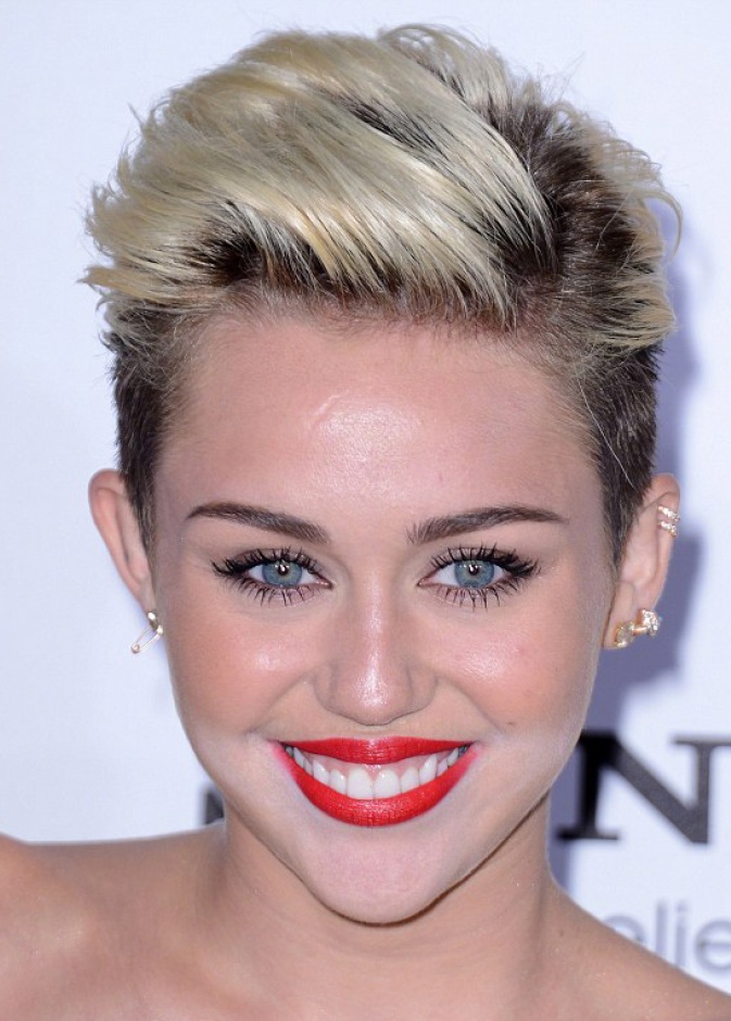 صور مكياج ‏Miley Cyrus‏ تظهر عدم مد كريم الأساس بالطريقة الصحيحة