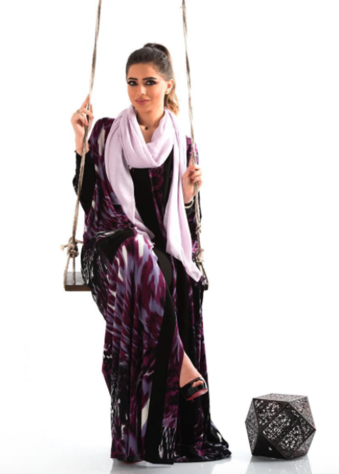 عباية ملوّنة بمزيج ساحر وجذاب من الموف والأسود والبنفسجي من تصميم A Abaya