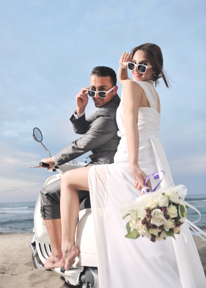 لقطة مميزة لعروسين وهما على دراجة نارية