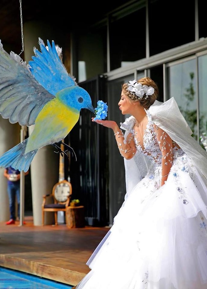 العروس ماريا المندلق بتسريحة الشعر المفرود