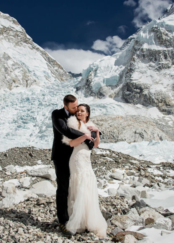 لحظات مميزة للعروسين غلى قمة افريست