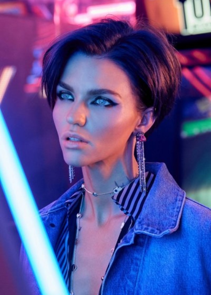 عارضة الأزیاء الشهیرة في في صن.