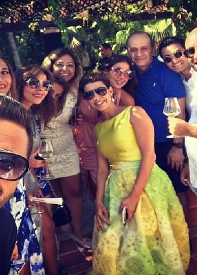 مجموعة من الاعلاميين شاركوا كرمى خياط فرحتها