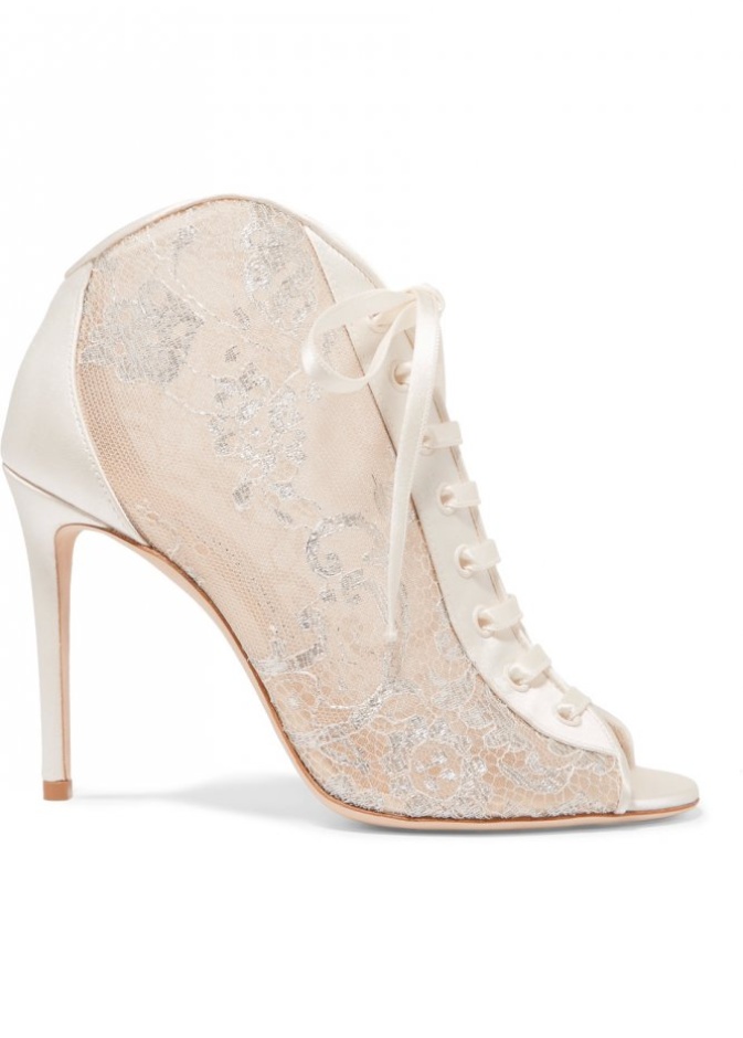 صندل ابيض من الجلد مع العقدة من جيمي تشو