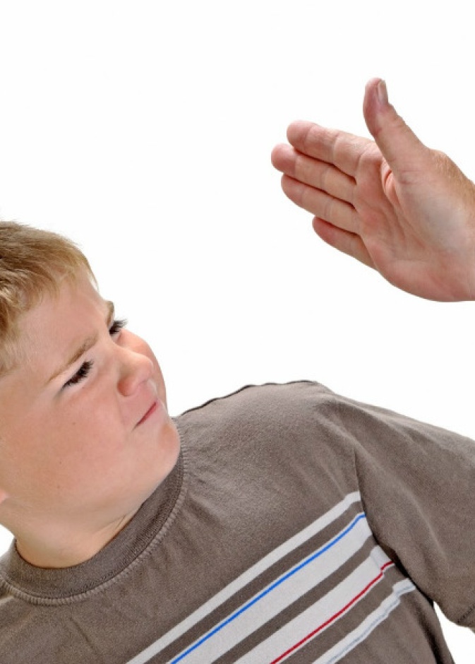العقاب بالضرب الطفل يؤذيه و لا يقومه
